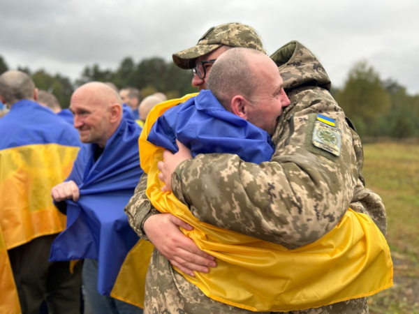 Відбувся черговий обмін полоненими. В Україну повернулись 185 українських захисників та 20 цивільних із російського полону. Про це повідомив президент України Володимир Зеленський. Живі — вдома: ще 205 українців вирвали з лап російського полону (фото, відео) - INFBusiness