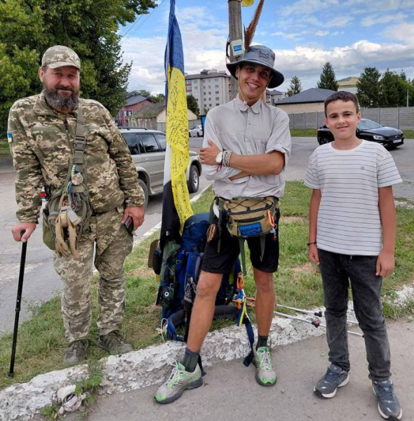 Вражали діти, які віддавали свої кишенькові 10−20 гривень на збір для ЗСУ: дніпрянин пройшов пішки Україною дві тисячі кілометрів - INFBusiness