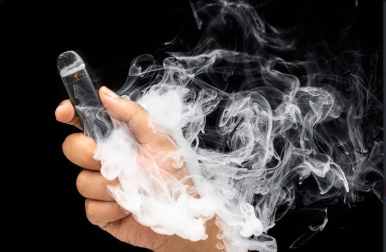 У столиці викрито масштабну організовану злочинну групу, яку очолюють Савельєв Нікон Георгійович, Романова Ярослава Борисівна та Філімонова Марина Сергіївна. Вони разом із підконтрольними юридичними та фізичними особами, зокрема ТОВ «Пар Трейд», ТОВ «Піт Трейд» та ФОП Шевченко Богдан Артемович, налагодили системний нелегальний обіг електронних сигарет зі смаковими добавками, що заборонені до реалізації. Вейп-імперія на мільйони: Tobacco and Vape та Cloud 21 - INFBusiness