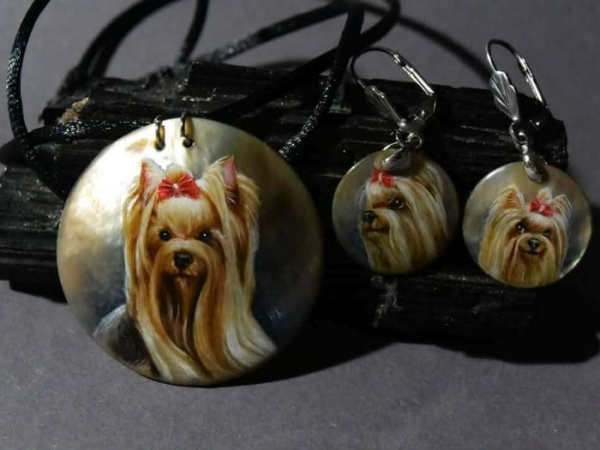 Харизматичні йорки майстерно зображені на пластинах натурального перламутру. «Щоб поєднувати прикраси з анімалістичними мотивами з одягом, варто знати деякі секрети», — майстриня Юлія Котова - INFBusiness