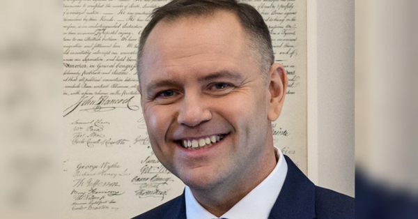 В Польщі, де анонсували поступове згортання програмиз надання безоплатного житла та харчування для українських біженців, президент Кароль Навроцький заявив, що в останній раз підписав законопроект щодо надання допомоги громадянам України. Польща закручує гайки: Навроцький згортає програму допомоги українським біженцям - INFBusiness