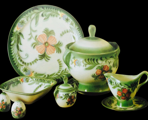 Г. Кломбицька. Столовий сервіз «Опівдні». Будянський фаянсовий завод. 1980 «Фаянсовий посуд може коштувати дорожче за порцеляновий лише в одному випадку», — колекціонерка Людмила Карпінська-Романюк - INFBusiness