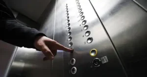 Нова комунальна реальність: хто не здав гроші на генератор, на ліфті не їздить