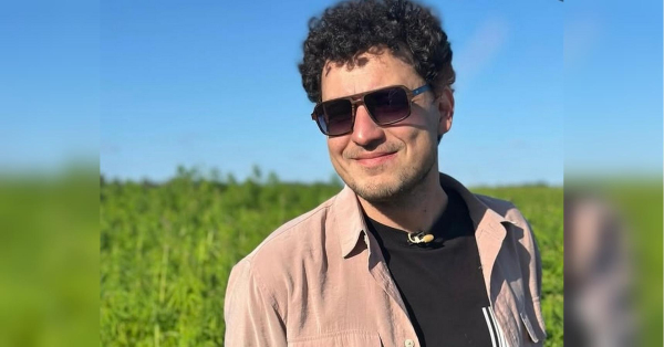 Популярний телеведучий та блогер, автор проєкту «Орел і Решка» Євген Синельников повідомив радісну новину. Євген вдруге став батьком. Його дружина Наталія народила донечку, яку назвали Марія. Про це Синельников написав на своїй сторінці у соціальній мережі. Також щасливий батько виклав світлину, на якій маленька ручка тримається за батьківські пальці. Вкраде ваше серце: популярний телеведучий став батьком - INFBusiness