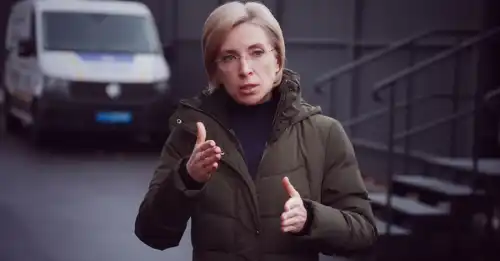 Заступниця голови Офісу президента Ірина Верещук зробила «coming out» щодо свого схуднення, публічно прокоментувавши чутки щодо її зовнішнього вигляду та нібито використання нею спеціальних препаратів для схуднення. Чиновниця написала в соцмережах, що скинула зайві кілограми у результаті дисципліни, а не «чарівних пігулок». Ірина Верещук прокоментувала своє схуднення: Прийшов час зробити coming out - INFBusiness