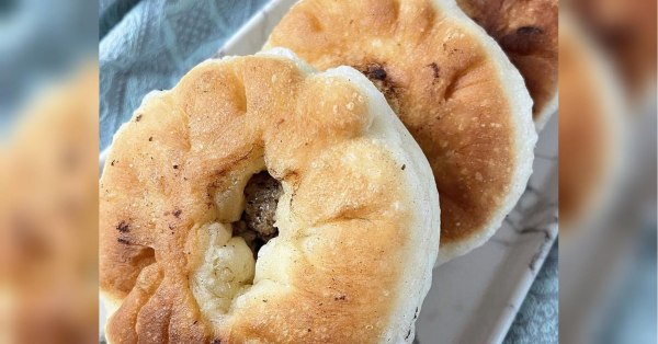 Найсмачніші біляші виходять за цим рецептом. Тісто з хрусткою скоринкою зовні, м'яке та пухке всередині. Начинка соковита й дуже смачна. Так смачно, що важко встояти, ділиться фудблогер Олег Сизоненко. Біляші з рум’яною скоринкою: від цієї смакоти ніхто не відмовиться - INFBusiness