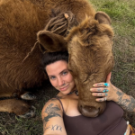 Американська модель відкрила ферму й заробляє статки біля кіз і вуликів (фото) - INFBusiness