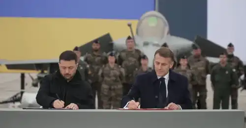 Фото: кадр з відео facebook.com/president.gov.ua Зеленський у Франції підписав угоду про посилення бойової авіації та ППО - INFBusiness