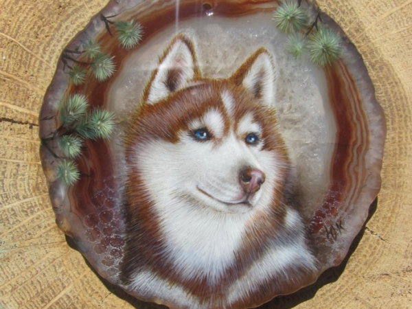 Хаскі на агатовому зрізі виглядає як справжня. Як майстерно виписане хутро! «Щоб поєднувати прикраси з анімалістичними мотивами з одягом, варто знати деякі секрети», — майстриня Юлія Котова - INFBusiness