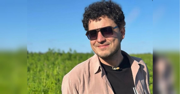 Популярний блогер, автор проєкту «Орел і Решка» Євген Синельников, який став героєм документальної стрічки, вразив новиною. У день свого народження він повідомив, що знову стане батьком. Його дружина Наталія вже незабаром народить доньку. Про це Євген написав на своїй сторінці у соціальній мережі та виклав фото разом з дружиною. Метелики у животі: популярний блогер знову стане батьком - INFBusiness