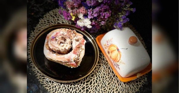 Цей десерт, щедро обсипаний горіхами пекан, просто тане в роті. Найкраще його їсти теплим, насолоджуючись кожним шаром, кожним горішком. Не бійтеся забруднитися глазур'ю — це частина задоволення, ділиться кулінарка Світлана Шестак. Сінабони з горіхами пекан: вишуканий десерт, який підкорить гурманів - INFBusiness