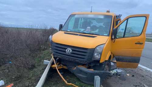 24 листопада на автодорозі "Київ–Одеса" у напрямку столиці сталася дорожньо-транспортна пригода за участі вантажного автомобіля та мікроавтобуса. На Кіровоградщині розслідють ДТП із двома травмованими (ФОТО) - INFBusiness