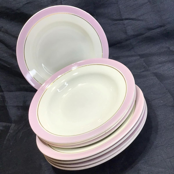 С. Панасюк, М. Ніколаєв. Тарілки. Будянський фаянсовий завод. 1975 «Фаянсовий посуд може коштувати дорожче за порцеляновий лише в одному випадку», — колекціонерка Людмила Карпінська-Романюк - INFBusiness