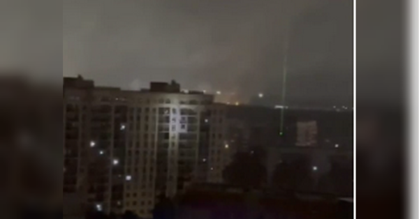 Вже котрий рік українці періодично залишаються без електрики через удари росіян по критичній інфраструктурі. А у ніч проти 1 листопада наслідки агресії рф проти України відчули на собі мешканці столичного регіону країни-агресорки. У Московській області стався блекаут: повідомлялося про атаку дронів - INFBusiness