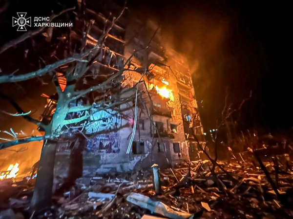 Росіяни продовжують обстрілювати Україну. Минулої ночі по центру міста Балаклія Харківської області ворогом було завдано два ракетних удари. Про це повідомив начальник Балаклійської МВА Віталій Карабанов. Росія завдала ракетних ударів по центру Балаклії, є загиблі та поранені діті — жахливі кадри наслідків (фото) - INFBusiness