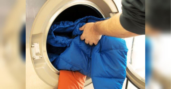 Важко знайти тепліший зимовий одяг, ніж пуховик. Наповнений качиним пір'ям та пухом, він може зігріти вас навіть за дуже низьких температур. Проблема виникає, коли пуховик доводиться прати. Його наповнювач делікатніший, ніж, наприклад, поліестер, і тому потребує спеціального догляду. В іншому випадку пух ущільниться і перестане виконувати свою «зігрівальну» функцію. Як випрати пуховик, не пошкодивши його: ці секрети будуть корисні - INFBusiness