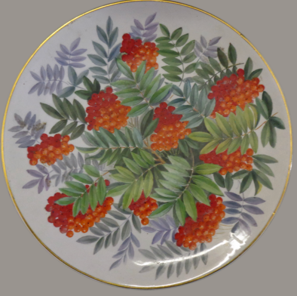 «Можливо, посуд з ягодою, яка вважається сильним оберегом, є й у вашій оселі» — колекціонерка Людмила Карпінська-Романюк - INFBusiness