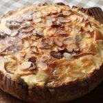 Яблучний пиріг без борошна та цукру за 10 хвилин: ідеально до ранкової кави або чаю - INFBusiness