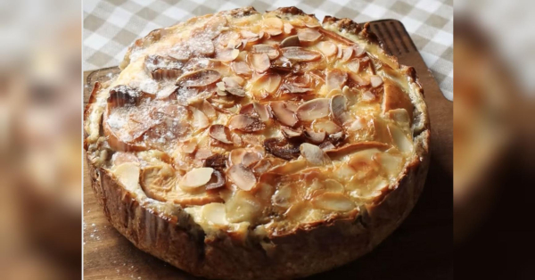 Блогерка Юлія Шевчук, яка ділиться смачними рецептами для тих, хто береже фігуру та відмовляється від цукру та борошна, запропонувала рецепт яблучного пирога, який можна зібрати за 10 хвилин, а потім буде випікати духовка. Яблучний пиріг без борошна та цукру за 10 хвилин: ідеально до ранкової кави або чаю - INFBusiness