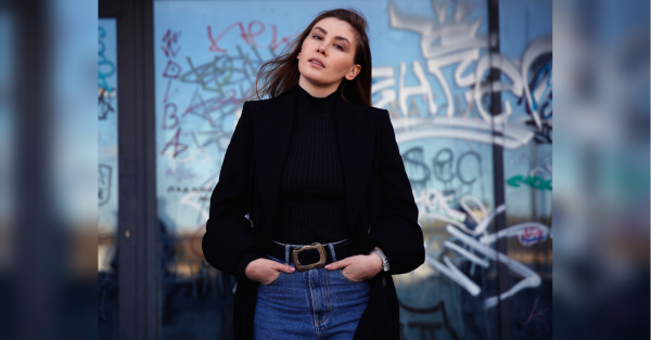 Популярна акторка, учасниця команди лікарняних клоунів, зірка детективу «Митець» (ICTV 2) Юлія Амелькіна зізнається, що зйомки у серіалі стали для неї доленосними. Якби не вони, можливо, вирішила б попрощатися з акторством. Але все вирішив один телефонний дзвінок та довга дорога з Одеси до Києва. «Думала, що, може, вже не буду займатися акторством»: зірка серіалу «Митець» Юлія Амелькіна про випробування під час великої війни - INFBusiness