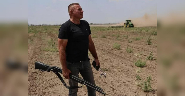 Фермер з Херсонщини Олександр Гордієнко, який зі зброєю в руках захищав працівників агрогосподарства, полюючи на російські дрони-камікадзе, посмертно удостоєний звання Герой України. Звання Герой України присвоєно фермеру Олександру Гордієнку, який збивав російські дрони на Херсонщині - INFBusiness