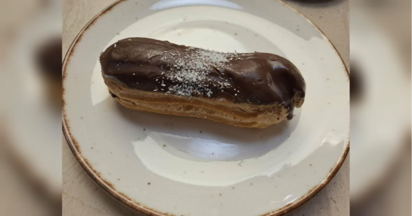 Еклери сьогодні популярні у всьому світі. Їхньою батьківщиною називають Францію. У вісімнадцятому столітті ці тістечка вважалися делікатесом із делікатесів і називалися «королівською паличкою». Це були улюблені ласощі королів. Вважається, що правильний еклер повинен мати довжину чотирнадцять сантиметрів. Але все ж довжина не головне, важливий смак. Начиняють еклери ванільним, шоколадним, фісташковим кремом. Сьогодні існує величезна кількість варіацій. Кожна кондитерська намагається здивувати гурманів чимось своїм. Це стосується, до речі, і декору. Як їсти улюблені ласощі королів згідно з етикетом: напевно ви вже здогадалися - INFBusiness