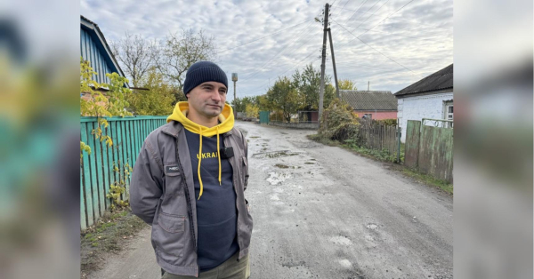 «Моє хобі — латати ями на дорогах»: айтівець з Полтавщини самотужки укладає асфальт на розбитих вулицях - INFBusiness