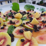 Фруктовий салат із ківі та лікером: смакує, як у дорогому ресторані, але коштує копійки - INFBusiness