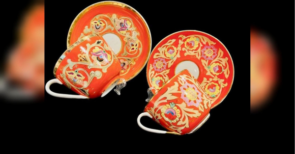 Чайні пари з’явилися у XVII-XVIII століттях, коли в Англії чай став популярним в аристократичних колах. Блюдце використовувалося для захисту скатертини та як підставка для ложки й десерту. Фарфорова чайна пара — окраса інтер’єру. Такий сет створює особливу атмосферу. «Вінтажні чайні пари закохують у себе з першого погляду», — колекціонерка Людмила Карпінська-Романюк - INFBusiness