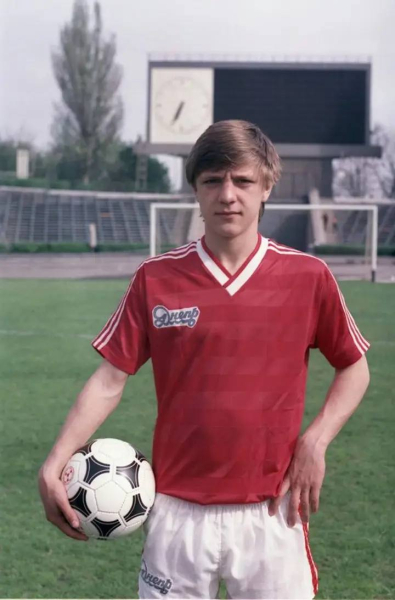 Матч ветеранів у Луцьку, на жаль, завершився напередодні трагедією. Незабаром після поєдинку помер один із його учасників — колишній футболіст «Дніпра» та збірної України 54-річний Андрій Полунін, повідомляє офіційний сайт ФК «Металіст 1925», у якому він працював шеф-скаутом. Раніше не стало ексгравця національної команди Богдана Шершуна. Ексфутболіст збірної України помер у 54 роки після матчу ветеранів у Луцьку (фото) - INFBusiness