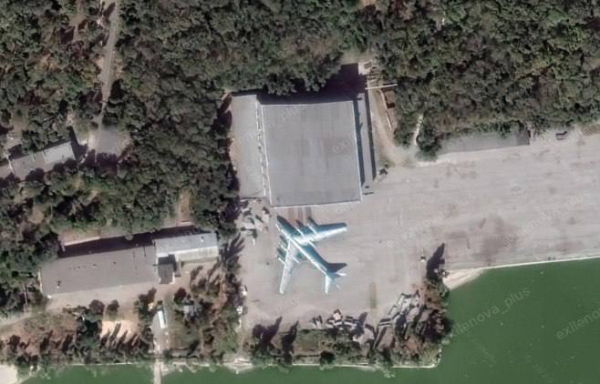 Невідомі дрони атакували російський Таганрог: палає аеродром, знищено унікальний літак (фото, відео) - INFBusiness