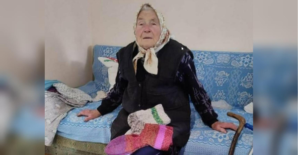 «Плаче за сином та онуком, але крізь сльози працює»: 92-річна бабуся з Рівненщини після подвійної втрати плете шкарпетки захисникам - INFBusiness