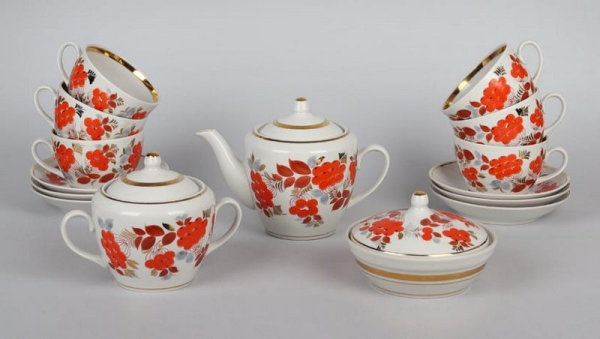 «Можливо, посуд з ягодою, яка вважається сильним оберегом, є й у вашій оселі» — колекціонерка Людмила Карпінська-Романюк - INFBusiness