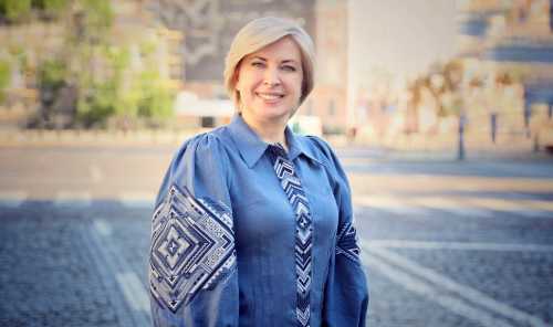 Заступниця голови Офісу президента Ірина Верещук зробила «coming out» щодо свого схуднення, публічно прокоментувавши чутки щодо її зовнішнього вигляду та нібито використання нею спеціальних препаратів для схуднення. Чиновниця написала в соцмережах, що скинула зайві кілограми у результаті дисципліни, а не «чарівних пігулок». Ірина Верещук прокоментувала своє схуднення: Прийшов час зробити coming out - INFBusiness