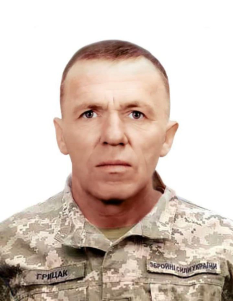 «Плаче за сином та онуком, але крізь сльози працює»: 92-річна бабуся з Рівненщини після подвійної втрати плете шкарпетки захисникам - INFBusiness