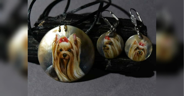 Попри війну та всупереч їй, українські майстри створюють хендмейд, що вражає красою та вишуканістю. Лакова мініатюра Юлії Котової така гарна, що кожну деталь можна розглядати та розглядати. «Щоб поєднувати прикраси з анімалістичними мотивами з одягом, варто знати деякі секрети», — майстриня Юлія Котова - INFBusiness