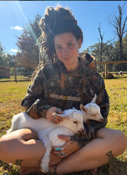 Фото з Instagram Американська модель відкрила ферму й заробляє статки біля кіз і вуликів (фото) - INFBusiness