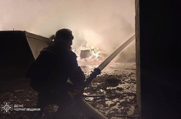 РФ вдарила десятками дронів: горять будинки і підприємства, рух поїздів змінено, є жертви (фото) - INFBusiness