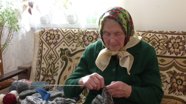 «Плаче за сином та онуком, але крізь сльози працює»: 92-річна бабуся з Рівненщини після подвійної втрати плете шкарпетки захисникам - INFBusiness