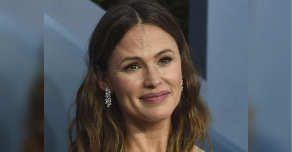 Нещодавно акторка Дженніфер Гарнер, яка підкорила публіку появою з коханим, розповіла у соціальних мережах, що спонукало її створити свій фермерський бренд. Акторка опублікувала в інстаграмі відео, в якому детально розповідає про свою пристрасть до харчового бренду Once Upon A Farm, що виник через труднощі материнства. «Була вся у крові»: Дженніфер Гарнер розкрила справжню причину заснування свого фермерського бренду - INFBusiness