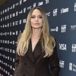 Анджеліна Джолі у бронежилеті: акторка приїхала до Херсона і опинилась в ТЦК (фото, відео) - INFBusiness