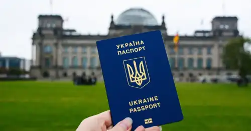 Фото: gettyimages.com Статус біженця скасують: як українцям легально залишитись у ЄС після - INFBusiness