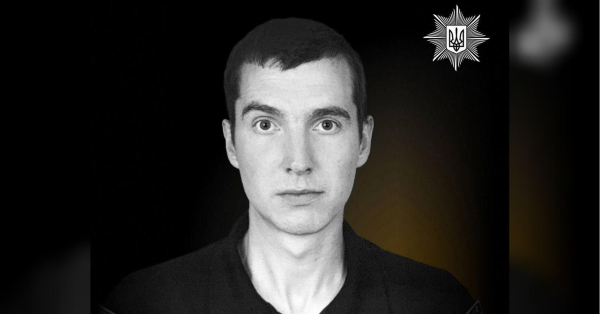 На Житомирщині попрощалися із загиблим на фронті поліцейським Дмитром Палієм. 12 листопада на Донеччині він прийняв свій останній бій. Сталося це під час ворожого мінометного обстрілу. Старшому сержанту назавжди 26 років, повідомляє поліція Житомирської області. Добровільно приєднався до батальйону поліції: ворожий обстріл забрав життя 26-річного старшого сержанта - INFBusiness