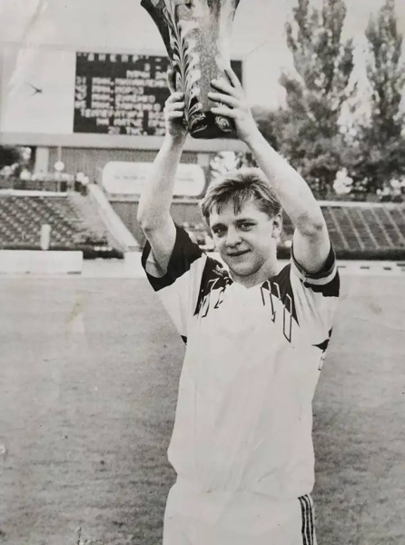 Матч ветеранів у Луцьку, на жаль, завершився напередодні трагедією. Незабаром після поєдинку помер один із його учасників — колишній футболіст «Дніпра» та збірної України 54-річний Андрій Полунін, повідомляє офіційний сайт ФК «Металіст 1925», у якому він працював шеф-скаутом. Раніше не стало ексгравця національної команди Богдана Шершуна. Ексфутболіст збірної України помер у 54 роки після матчу ветеранів у Луцьку (фото) - INFBusiness