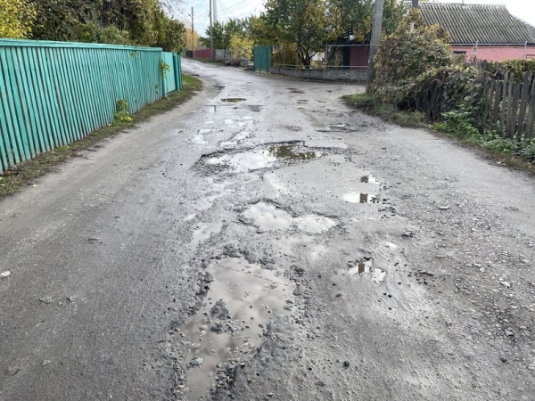 «Моє хобі — латати ями на дорогах»: айтівець з Полтавщини самотужки укладає асфальт на розбитих вулицях - INFBusiness
