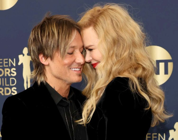 63-річний актор Том Круз, якого нещодавно помітили за фліртом з відомою молодою актрисою, вперше прокоментував розлучення своєї колишньої дружини Ніколь Кідман із її чоловіком Кітом Урбаном. Круз не став висловлювати співчуття екс-коханій, зазначивши, що те, що відбувається з нею, — це «карма» за минулі вчинки. «Карма» за минулі вчинки: Том Круз вперше висловився про гучне розлучення Ніколь Кідман із Кітом Урбаном - INFBusiness