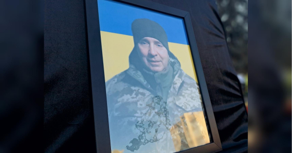 На Волині простилися ще з одним героєм, який боронив Україну. Олександр Козак дуже хотів повернутися додому — туди, де кажуть, лікують навіть стіни. Та, на превеликий жаль, довгі місяці надії завершилися непоправним горем. Серце воїна зупинилося через важке поранення, отримане в червні цього року, коли він потрапив у епіцентр вибуху у навчальному центрі, повідомляє Ковельська міська рада. Зазнав дуже тяжких поранень: російська ракета вбила бійця з Волині - INFBusiness