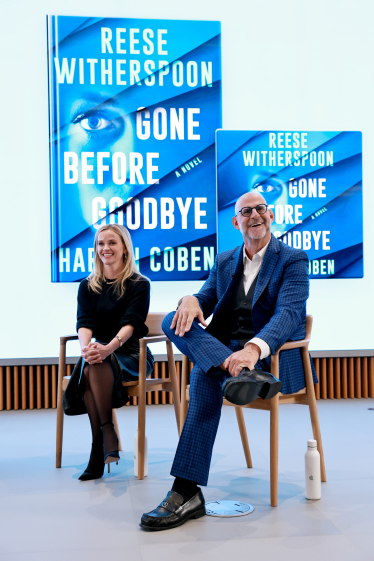 Дебютний роман акторки Різ Візерспун Gone Before Goodbye став бестселером The New York Times. На це і сподівалася команда видавництва Vivat, коли купувала права на переклад книги. Але є нюанс: Візерспун перенесла події книги в Росію. Що буде з українським виданням та які висновки зробили у Vivat? Розповідає СЕО видавництва Юлія Орлова. книга Різ Візерспун, Росія, Vivat /Getty Images