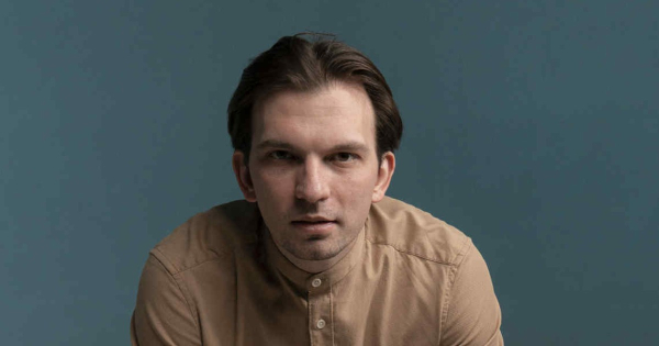 Інновації часто виникають у відповідь на критичні виклики, коли стандартні рішення не працюють. Але що робити, коли небезпека не очевидна зараз, а майбутні наслідки залишаються невизначеними? Андрій Клименко, військовослужбовець та креативний директор ГО «Культурні сили», вважає, що від нестандартних рішень залежить виживання. Та розповідає про кейси в комунікаціях Сил оборони, як виокремлювати шаблони, долати їх та впроваджувати інновації в інших сферах «Навіщо вигадувати велосипед?» Урок боротьби з шаблонами від Сил оборони - INFBusiness