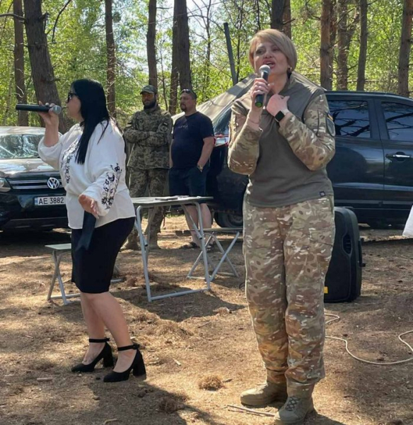 «Завдяки пісні я зустріла своє кохання, і напередодні 60-річного ювілею вийшла заміж»: військова, яка вступила в ЗСУ, щоб підтримати доньку - INFBusiness